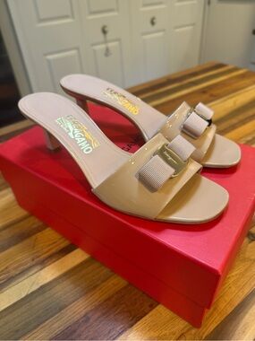 New in Box Salvatore Ferragamo Patent Nude Vara Bow Mule Sandals - Sz 8.5